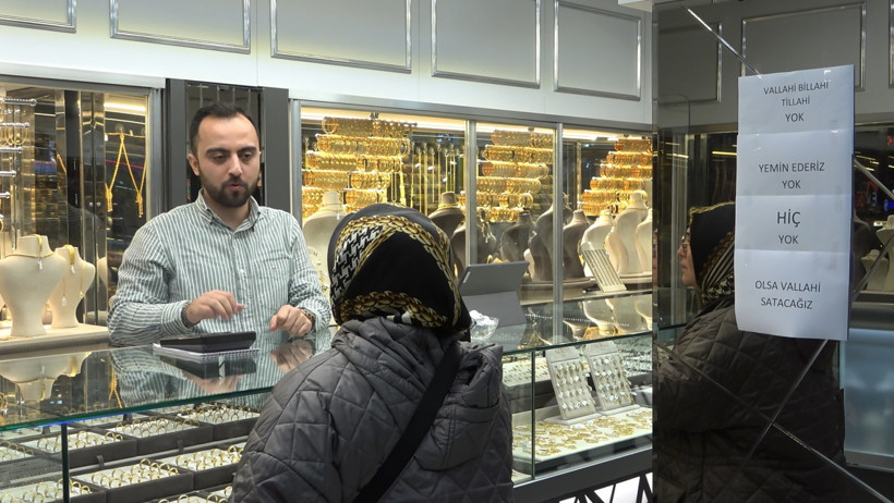 Günün Fotoğrafı: Kuyumcunun Camındaki Yazıyı Gören Dönüp Bir Daha Baktı - Resim : 2