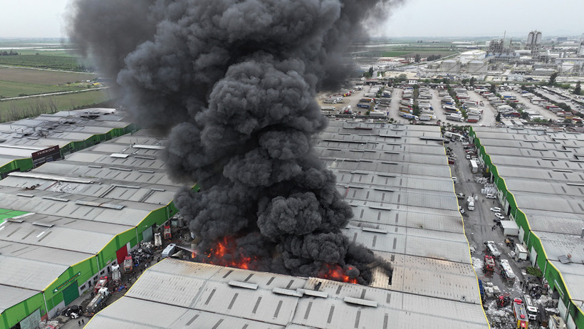 Adana’da Geri Dönüşüm Tesisinde Büyük Yangın: TOMA’lar Devrede - Resim : 2