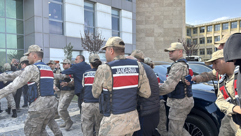 Gülistan Doku Soruşturmasında Adliye Önü Karıştı: Doku'nun Yakınlarından Şüphelilere 'Tuncay Sonel Gelsin Kurtarsın' Tepkisi - Resim : 1
