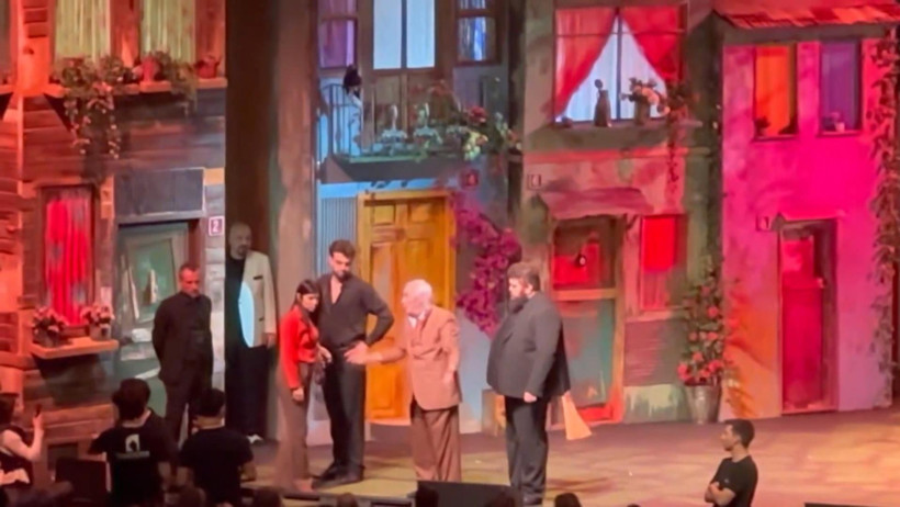 Gırgıriye Müzikali'nde Gergin Anlar: İzleyici Tepkisi Müjdat Gezen'i Hastanelik Etti - Resim : 1