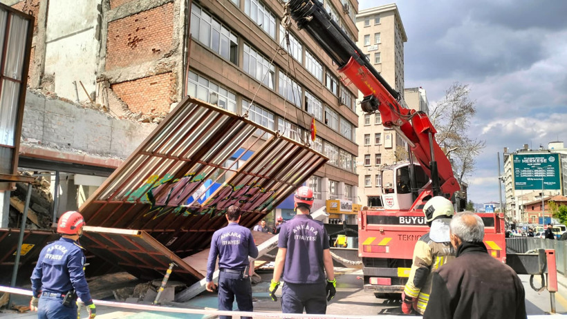 Ankara'da Yıkım Esnasında Platform Devrildi - Resim : 1
