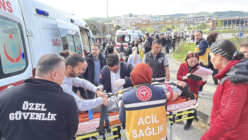 Bartın'da Üniversite Öğrencilerini Taşıyan Otobüs Devrildi, 46 Kişi Yaralandı - Resim : 1