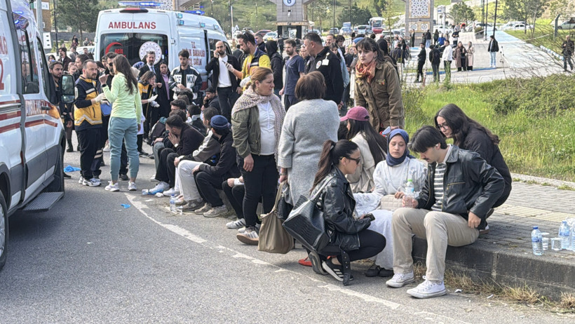 Bartın'da Üniversite Öğrencilerini Taşıyan Otobüs Devrildi, 46 Kişi Yaralandı - Resim : 2
