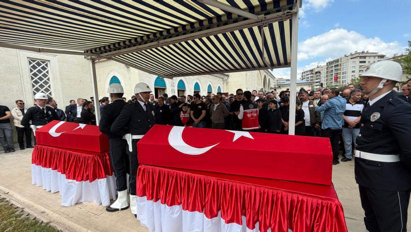 Şehitlerimiz Son Yolculuğuna Uğurlandı: Cenazede Kahreden Anlar! 'Samsun'un Yiğit, Van'ın Mert Bir Evladı' - Resim : 6