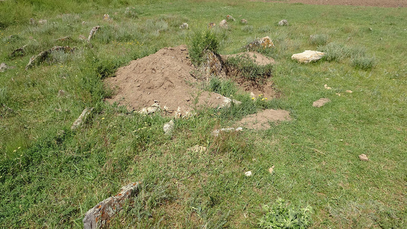 2 Asırlık Mezarlığı 'Altın Var' Diyerek Köstebek Yuvasına Çevirdiler: 'Ölülerimizi Rahat Bırakın!' - Resim : 3