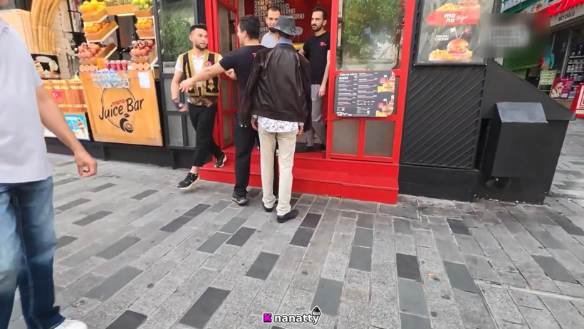 İstanbul Göbeğinde Büyük Skandal: Japon Turist Canlı Yayında Tacize Uğradı - Resim : 2