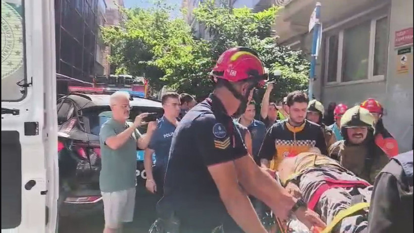 Kadıköy'de Kentsel Dönüşüme Giren Binada Göçük: İki İşçi Yaralandı - Resim : 1