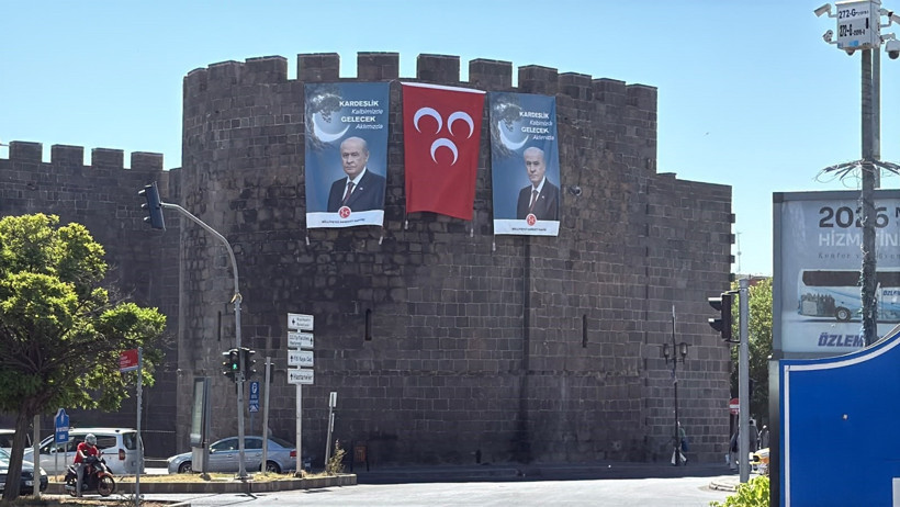 Diyarbakır Surlarında Devlet Bahçeli Pankartı: 'Kardeşlik Kalbimizde, Gelecek Aklımızda!' - Resim : 1