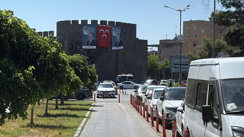 Diyarbakır Surlarında Devlet Bahçeli Pankartı: 'Kardeşlik Kalbimizde, Gelecek Aklımızda!' - Resim : 2