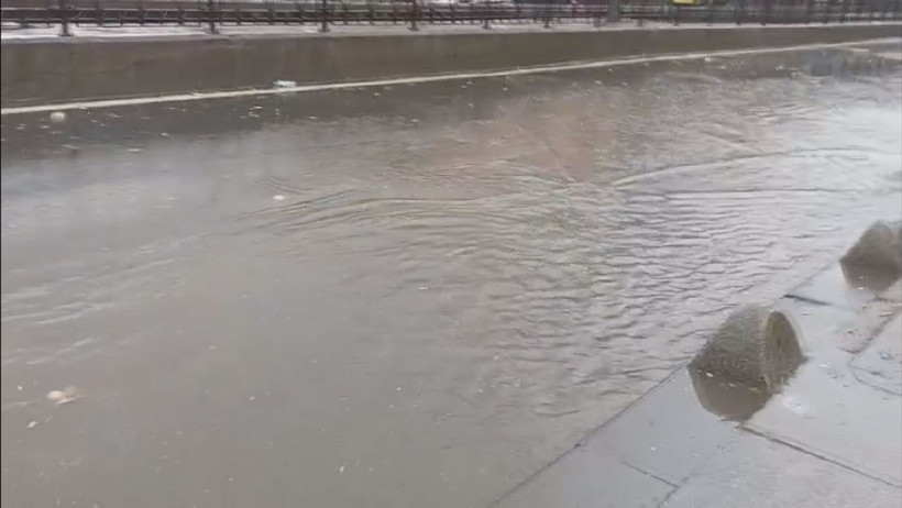 İstanbul'da Sağanak Hayatı Felç Etti! Caddeler Göle Döndü - Resim : 3