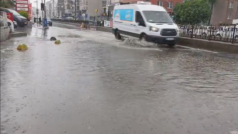 İstanbul'da Sağanak Hayatı Felç Etti! Caddeler Göle Döndü - Resim : 1