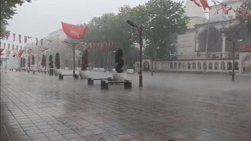 İstanbul'da Sağanak Hayatı Felç Etti! Caddeler Göle Döndü - Resim : 2