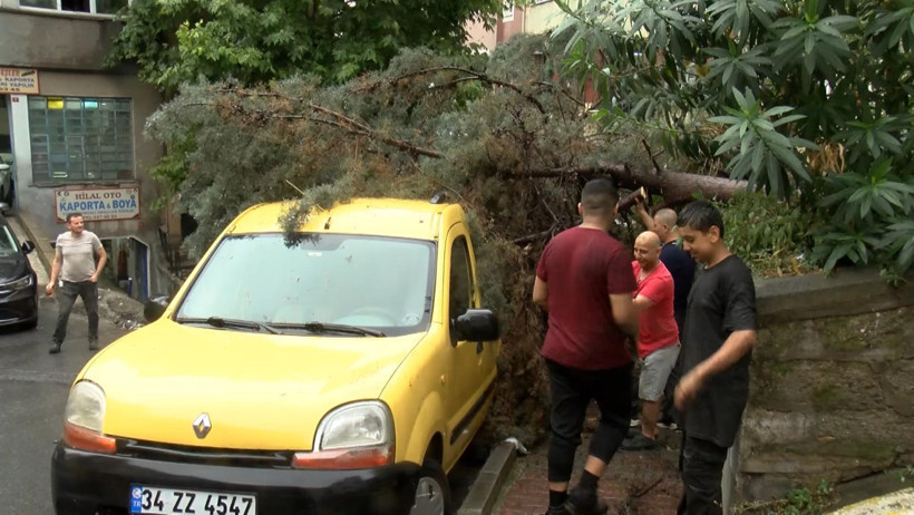 İstanbul'da Sağanak Hayatı Felç Etti! Caddeler Göle Döndü - Resim : 2