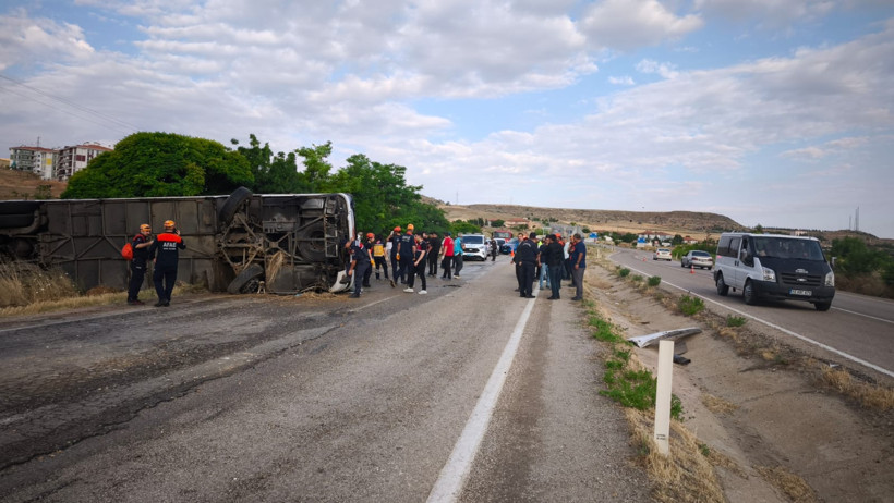 Sabah Kırağısı Felaket Getirdi: Yolcu Otobüsü Yan Yattı, Çok Sayıda Yaralı Var! - Resim : 1