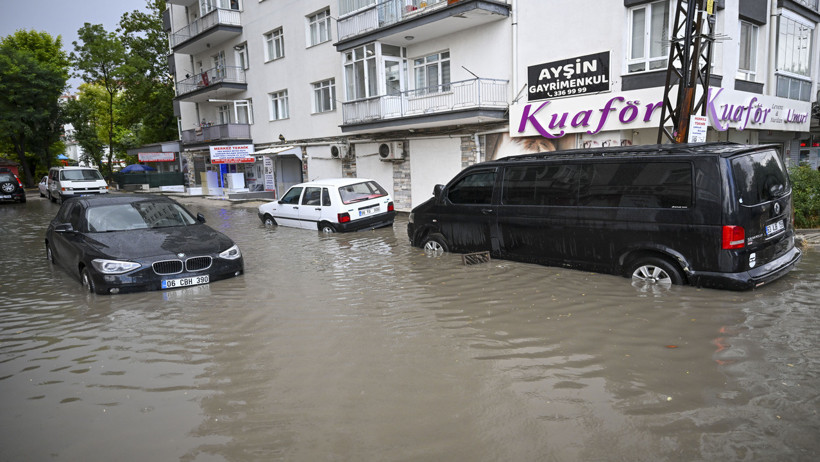 Sağanak Ankara ve İstanbul'u Vurdu: Yollar Çöktü, Su Baskınları Hayatı Felç Etti - Resim : 2