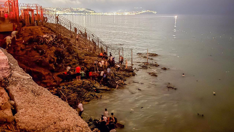 Avrupa'da Düzensiz Göçmen Krizi: On Binlerin Giriş Yaptığı İspanya'da Ordu Sahaya İndi - Resim : 1