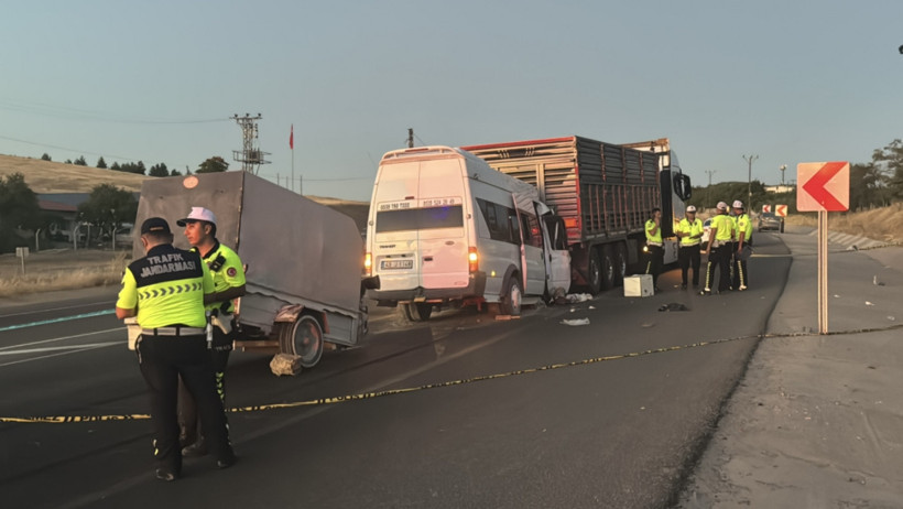 Tarım İşçilerini Taşıyan Minibüs Kaza Yaptı: 3'ü Ağır 18 Yaralı - Resim : 1
