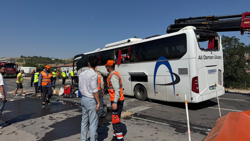 Kayseri-Niğde Kara Yolunda Katliam Gibi Kaza: Kemerlerini Takan Yolcular Muavine Teşekkür Etti - Resim : 1