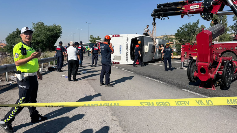 Kayseri-Niğde Kara Yolunda Katliam Gibi Kaza: Kemerlerini Takan Yolcular Muavine Teşekkür Etti - Resim : 2