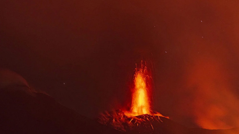 Etna Yanardağı’nda Alarm: Lav Akıntıları Sürüyor, Uçuşlar Durduruldu - Resim : 2