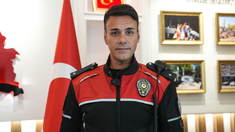 Fenerbahçe Formalı Çocuğu Koruyan Polisten Duygusal Sözler: 'Artık Sana Hiç Kimse Hiçbir Şey Yapamaz' - Resim : 1