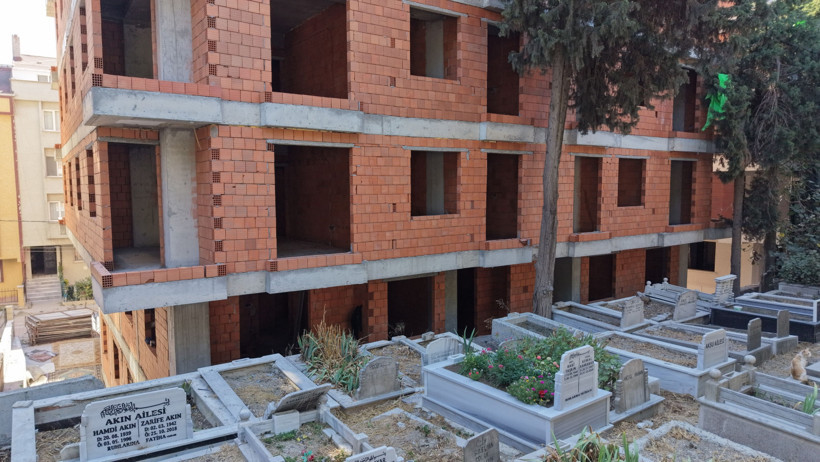 İstanbul'da Bu Da Oldu! Denize Değil Mezarlığa 'Sıfır' Bina Yaptılar - Resim : 1