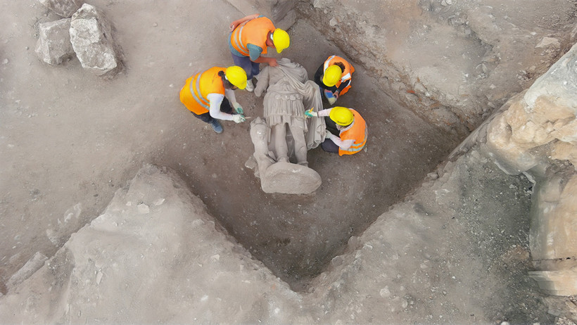 Kibyra Antik Kenti'nde Heyecan Veren Keşif: Roma İmparatoru Hadrianus 1600 Yıl Sonra Yeniden Ayağa Kaldırıldı - Resim : 2