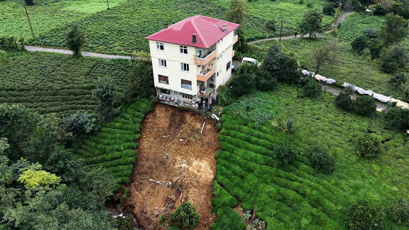 'Ev Gidiyor' Çığlığıyla Uyandılar: Rize'de Altındaki Toprak Kopan Evde Can Pazarı - Resim : 1