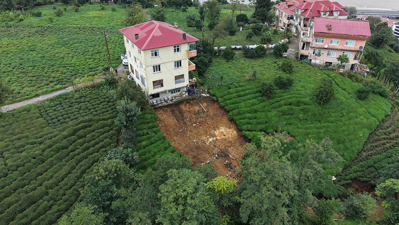 'Ev Gidiyor' Çığlığıyla Uyandılar: Rize'de Altındaki Toprak Kopan Evde Can Pazarı - Resim : 4
