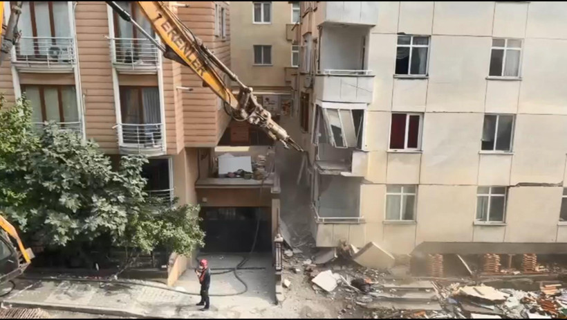 Maltepe’de 7 Katlı Binada Facia: 2 Ölü, 10 Yaralı! Enkaz Altındaki 3 Kişiyi Arama Çalışması Durdu, Kontrollü Yıkım Başladı - Resim : 9