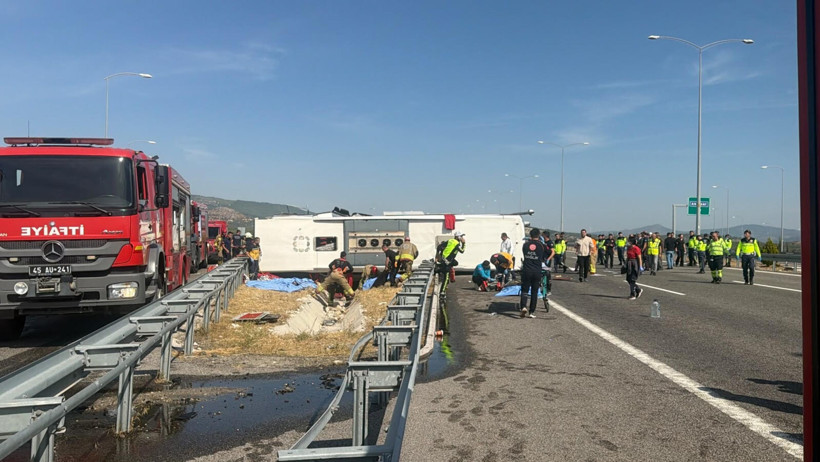 Manisa'da Otobüs ile TIR Çarpıştı! Çok Sayıda Ölü ve Yaralı Var - Resim : 1