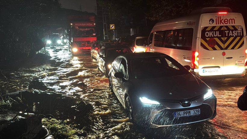 İstanbul’da Son 41 Yılın En Büyük Sel Felaketi! Dehşete Düşüren Görüntüler: Sokaklar Nehre Döndü, İki Can Kaybı Yaşandı - Resim : 1