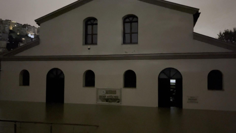 İstanbul’da Son 41 Yılın En Büyük Sel Felaketi! Dehşete Düşüren Görüntüler: Sokaklar Nehre Döndü, İki Can Kaybı Yaşandı - Resim : 5