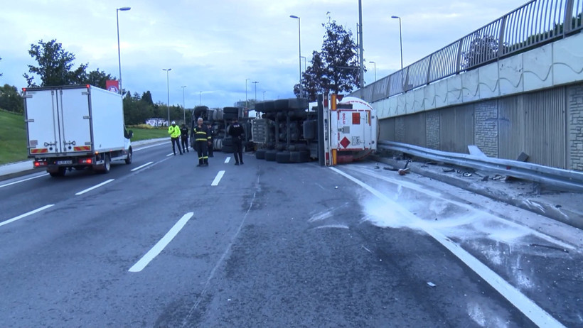 Bakırköy’de Korkutan Tanker Kazası! Sızıntı Nedeniyle Yol Trafiğe Kapatıldı - Resim : 1