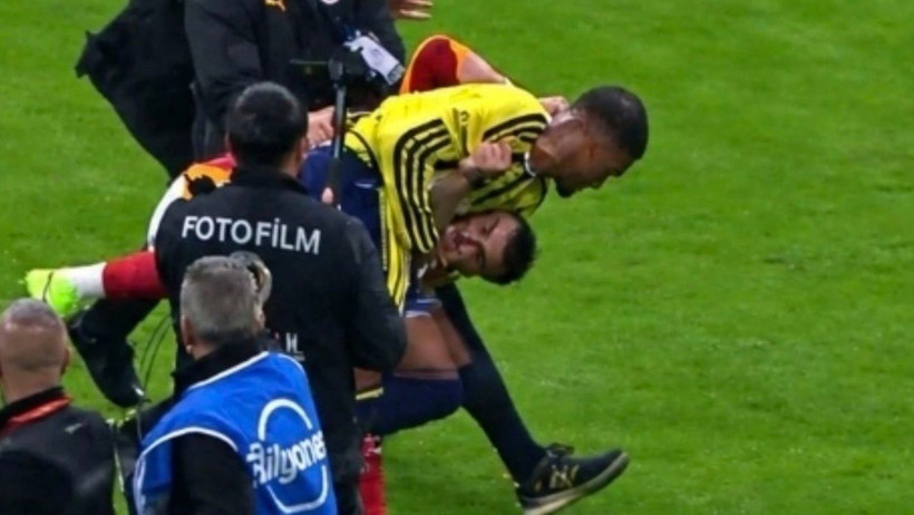 Derbi Sonrası Ortalık Karıştı, 2 Oyuncuya Kırmızı Kart! Polis Sahaya Girdi - Resim : 2