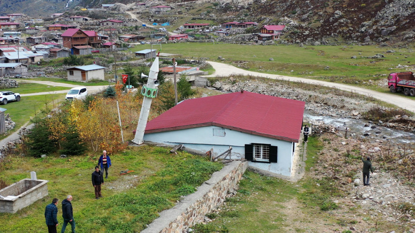 Rize’de Görenleri Şaşırtan Gelenek! Köylüler Her Kış Cami Minaresini Yere Yatırıyor - Resim : 2