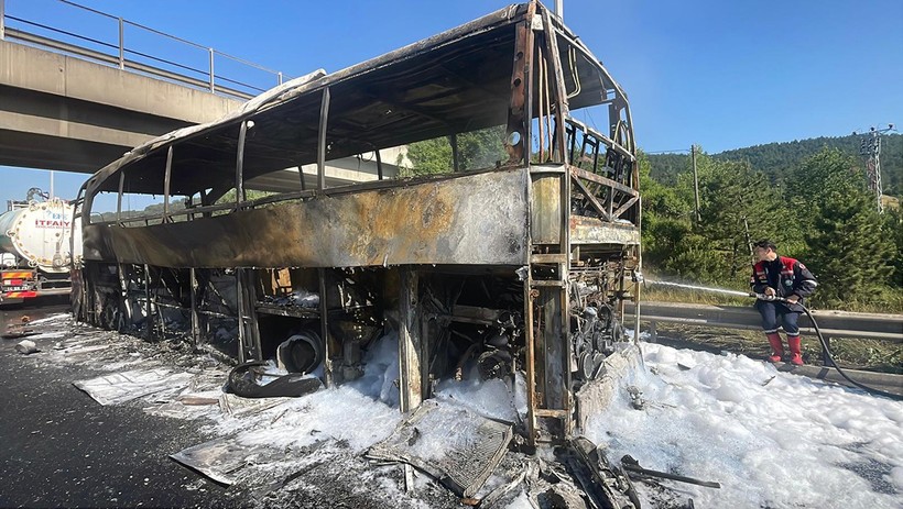 İstanbul Yolunda Feci Olay! Yolcu Otobüsü Alev Topuna Döndü - Resim : 1