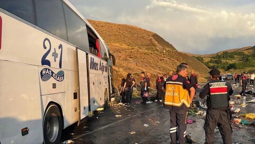 Sivas'ta Yolcu Otobüsü Devrildi! Ölü ve Yaralılar Var - Resim : 1
