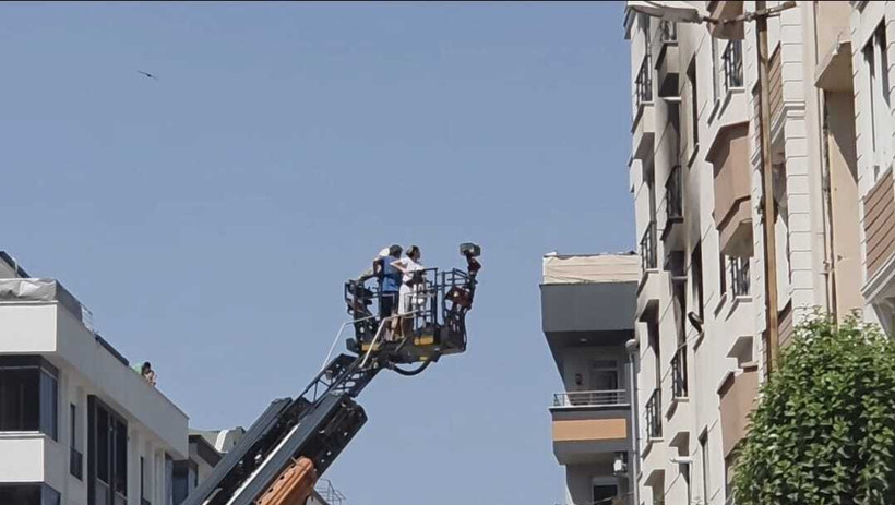 Avcılar'da 5 Katlı Binada Korku Dolu Anlar! Yangından Kaçmak İçin Camdan Atladılar - Resim : 1