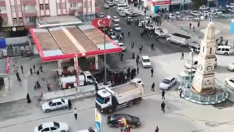 Mahallede Başladı, İlçe Merkezi Karıştı... Savaş Alanı Gibi! Komandolar Sevk Edildi - Resim : 2