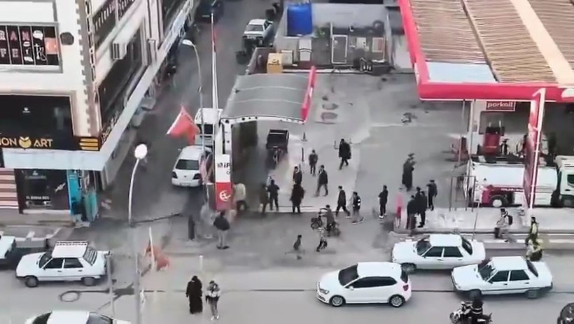 Mahallede Başladı, İlçe Merkezi Karıştı... Savaş Alanı Gibi! Komandolar Sevk Edildi - Resim : 1