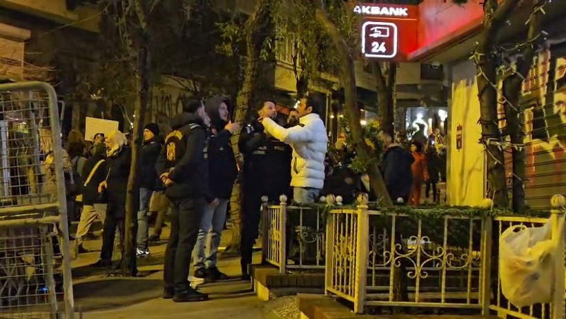 Taksim&rsquo;deki 8 Mart Eyleminde Ufuk Bayraktar ile Kadınlar Arasında Gerginlik, Polis M&uuml;dahale Etti - Resim : 2