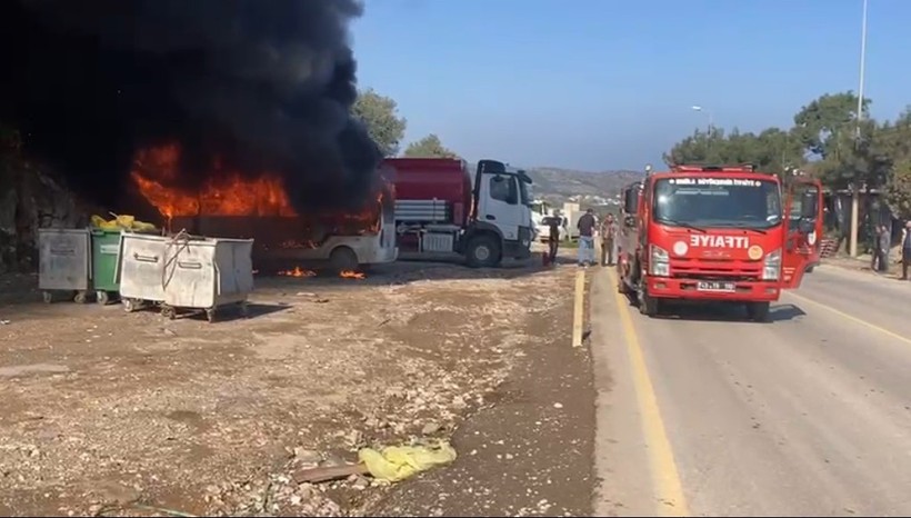 Park Halindeki Minibüs Hurda Yığınına Döndü   - Resim : 1