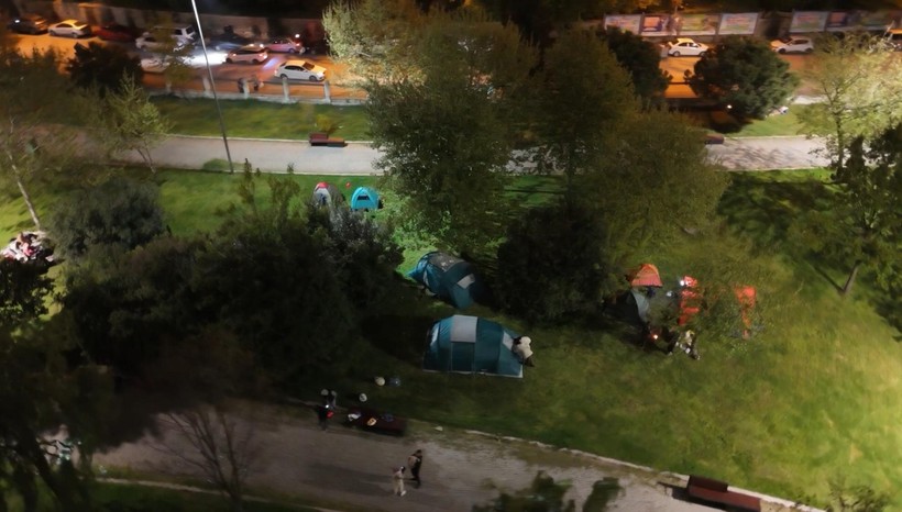 İstanbullu'ya Uyku Yok! Geceyi Sokakta Geçiriyorlar - Resim : 1