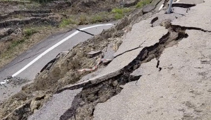 40 Metrelik Çökme! Osmaniye Kadirli’de Sağanak Yolu Yuttu - Resim : 1