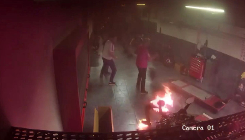 Dehşete Düşüren Görüntüler! '16 Yaşındaki Çocuk, 15 Yaşındaki Arkadaşını Benzinle Yaktı' İddiası - Resim : 1