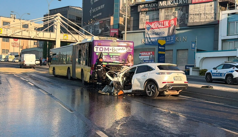 İstanbul Küçükçekmece'de Katliam Gibi Kaza! 3 Kişi Can Verdi, İETT'den İlk Açıklama Geldi - Resim : 1
