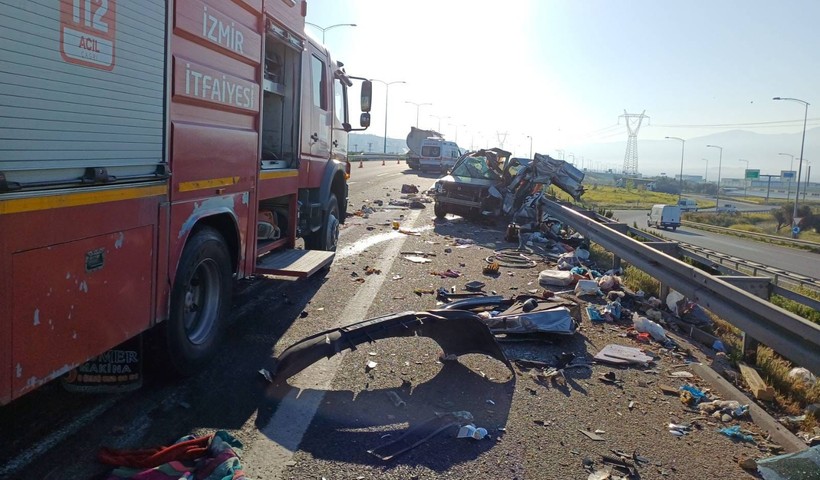 İzmir'de Korkunç Kaza! Çıkışı Kaçırdı, Geri Giderken Kamyon Çarptı: 1 Ölü, 2 Yaralı - Resim : 1