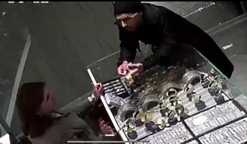 Kuyumcuya Müşteri Kılığında Girdi, 535 Bin TL'lik Altın Çaldı... Meğer Daha Önce de Aynı Taktiği Kullanmış! - Resim : 1