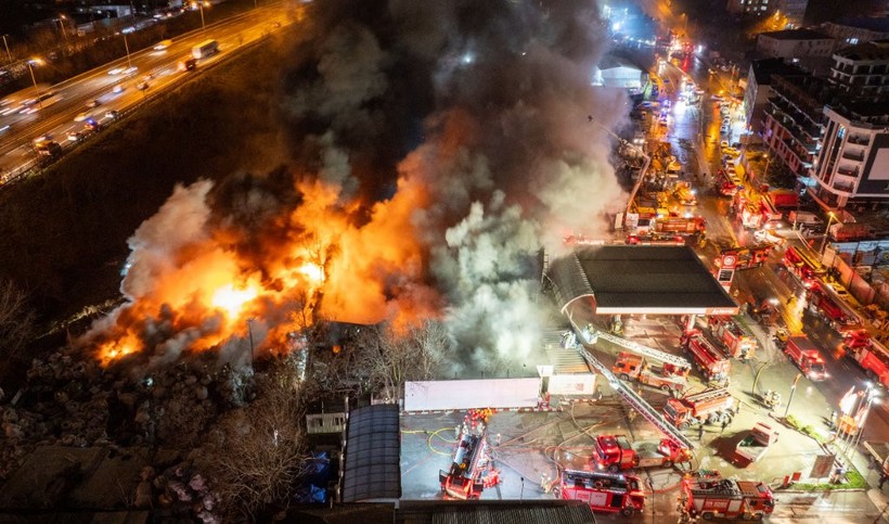 Avcılar'da Geri Dönüşüm Tesisinde Korkutan Yangın! 6 Saat Sonra Kontrol Altına Alındı - Resim : 1